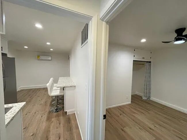 Photo - 22331 Vanowen St