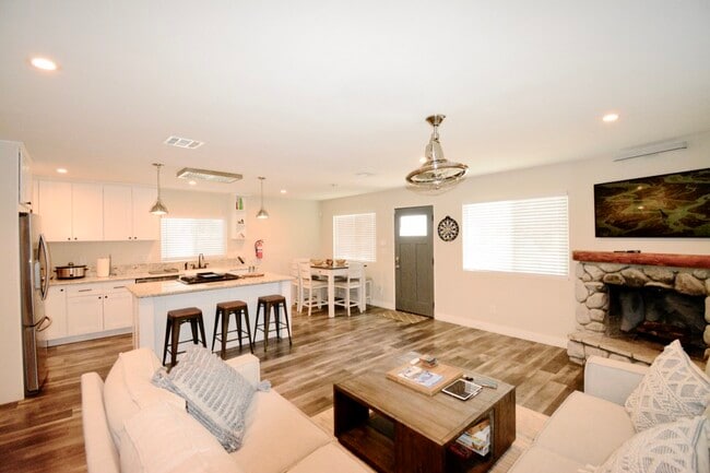 Photo - 921 W Aeroplane Blvd