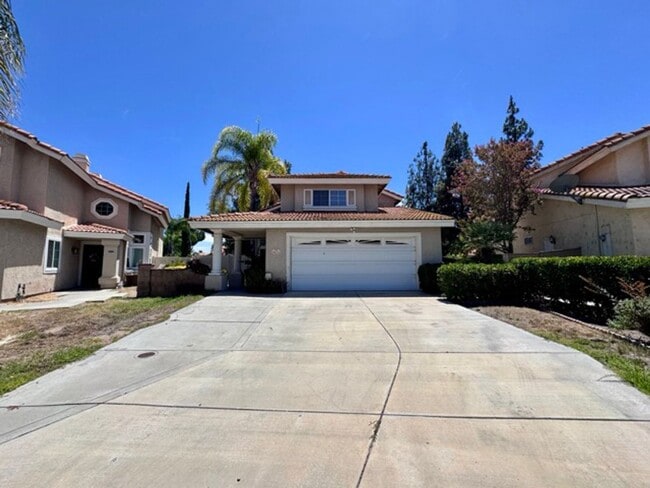 Spacious 4 Bedroom Home with Expansive Bac... - Spacious 4 Bedroom Home with Expansive Bac...