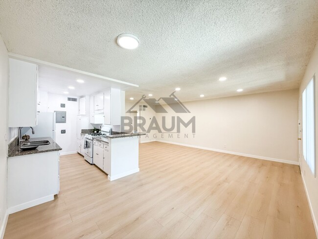 Photo - 6041 Whitsett Ave Unit 103