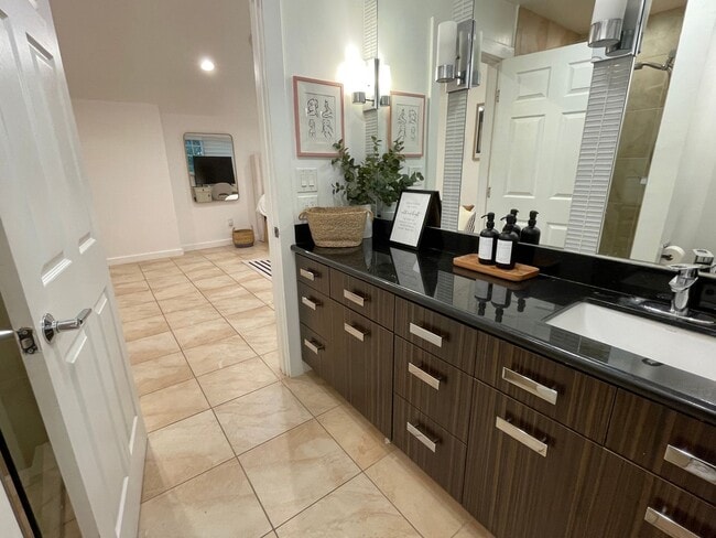 Photo - PRIVATE , FURNISHED Beverly Hills Studio Back House ! All utilities included