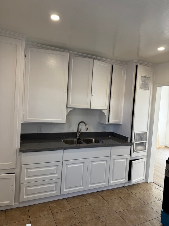Kitchen - 905 Sartori Ave Unit B