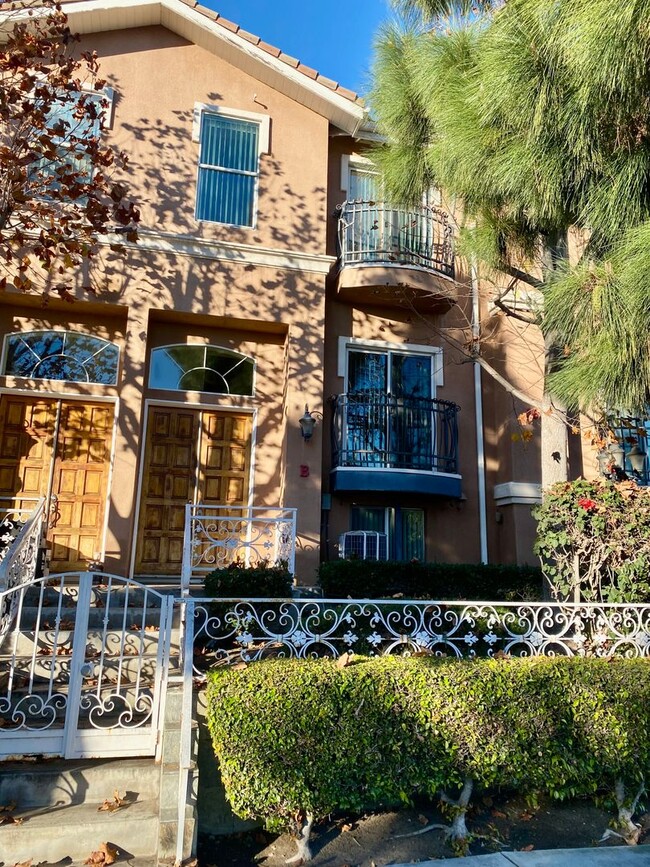 Building Photo - Spacious 4 Bed, 3 Bath Townhouse in Torrance $3,850