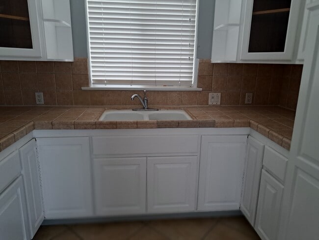 Building Photo - 664 W 3rd St