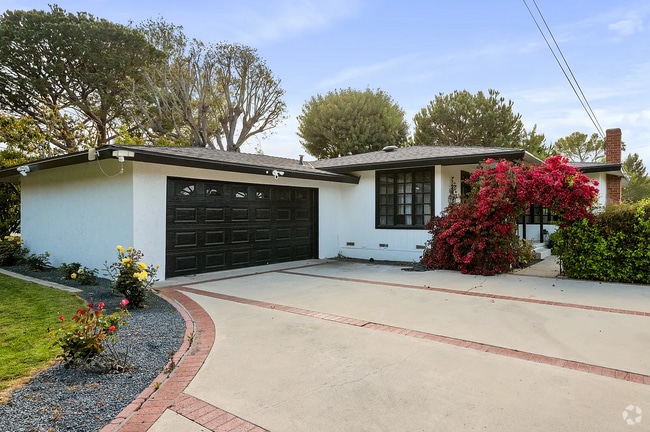 Building Photo - 26435 Silver Spur Rd Rental