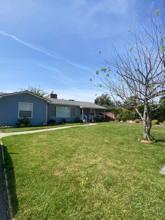 Building Photo - 3 Bedroom Single Story Ontario