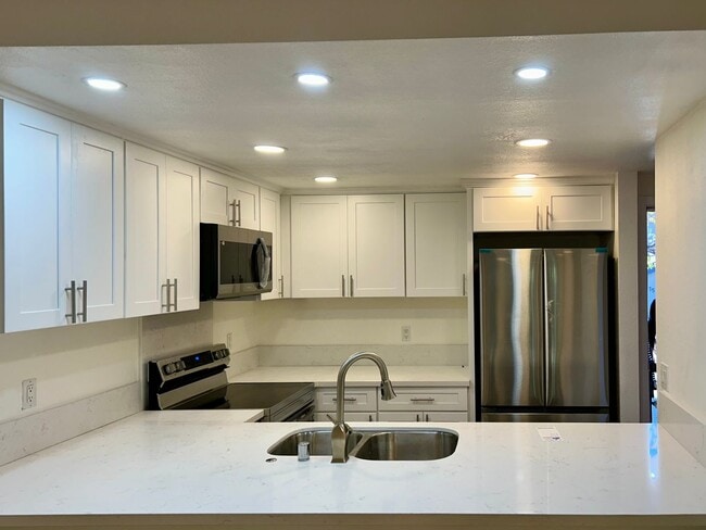 Building Photo - Beautiful finishes, MUST SEE! Renovated 1 bedroom condo in La Jolla Park Villas! Includes 1 COVER... Unit E