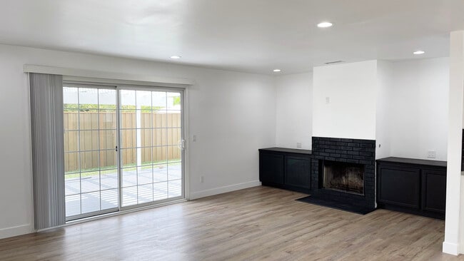 Living Room Unfurnished - 6221 Glide Ave