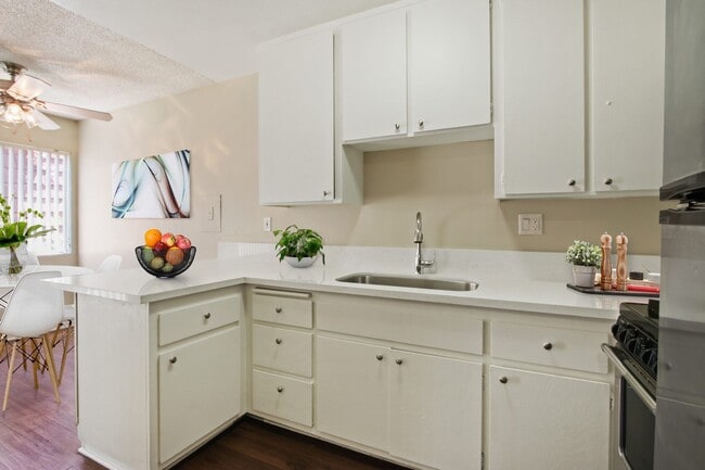 Kitchen With a single sink, small breakfast bar, stainless steel refrigerator - Seville Townhouse