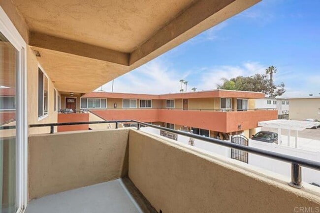 3 Bedroom Condo Close to Base - 3 Bedroom Condo Close to Base Unit 203