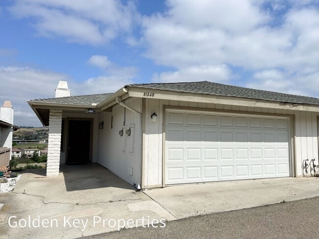 Building Photo - Welcome to this stunning duplex located in beautiful Bonsall!