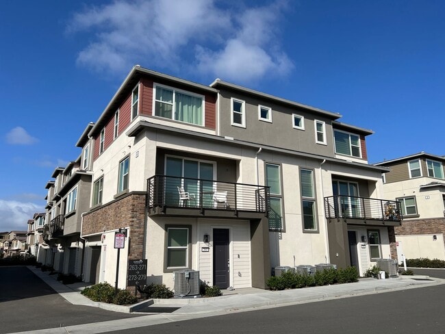 Stylish Corner Residence in Lake Forest - Stylish Corner Residence in Lake Forest Condo