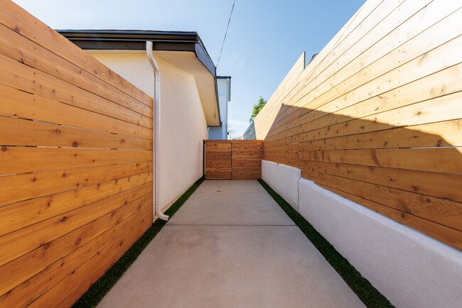 Building Photo - New with a View | Laundry | Dishwasher | A/C | Quartz Unit 3350 Lockwood Dr 2