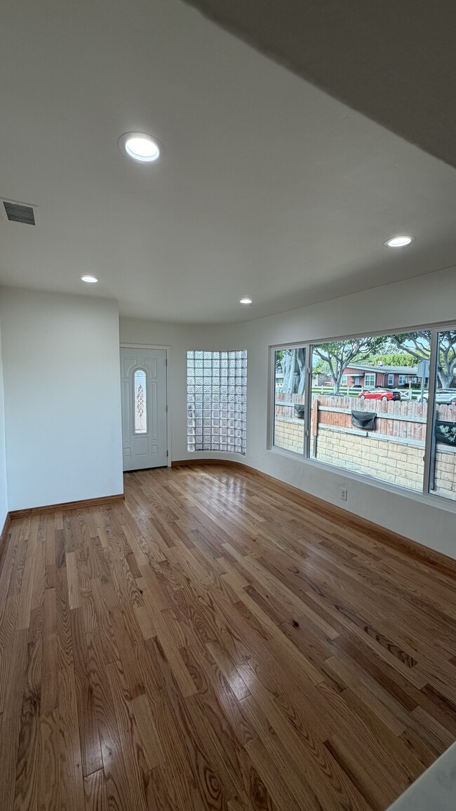 Building Photo - 4371 Overland Ave Unit Overland apartment