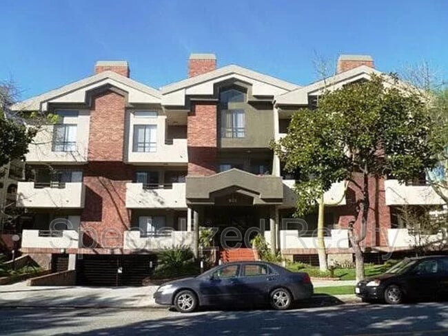 Building Photo - 621 N Louise St Unit 8