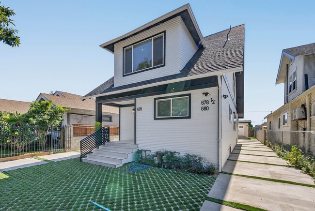 Photo - 678 E 45th St