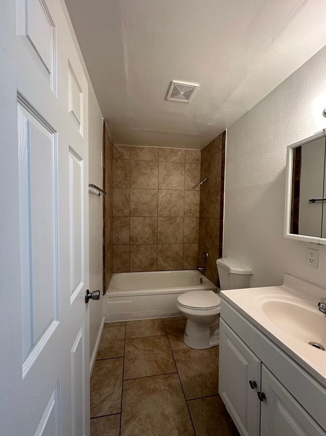 Building Photo - 11895 White Ave Unit 3