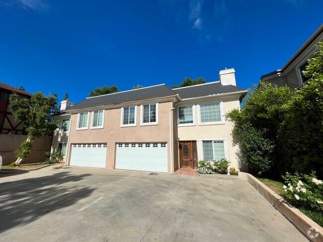 Building Photo - Upgraded 3+2.5 end unit w/attached garage ... Rental