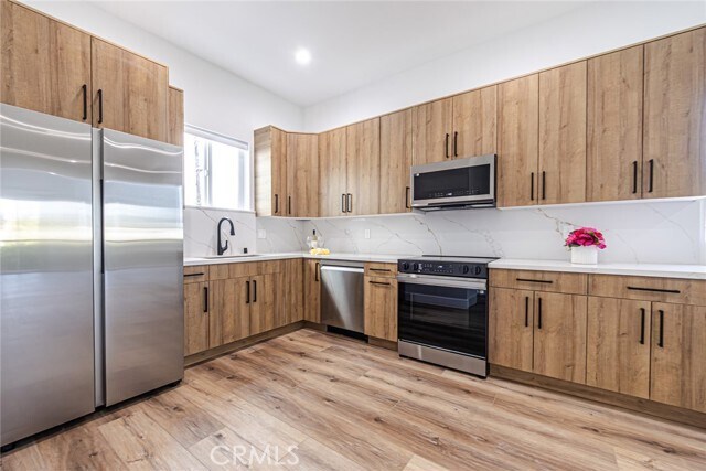 Photo - 4445 Auckland Ave