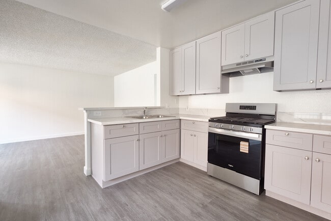 Building Photo - 4619 Rosewood Ave Unit 202