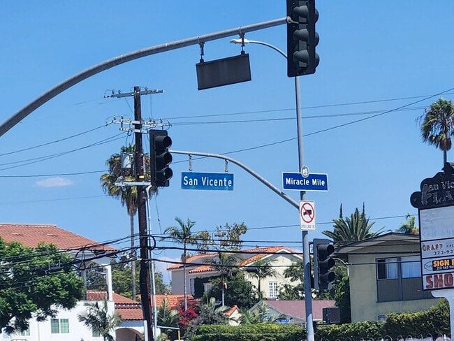 Photo - Miracle Mile 3bed/2 bath House with two Gated Yards for Lease!