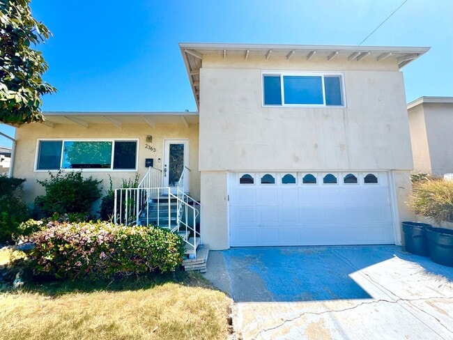 Building Photo - Huge Oak Park Home! 4bd/2.5ba house with incredible yard w/ VIEWS + spa, A/C, garage, W/D!