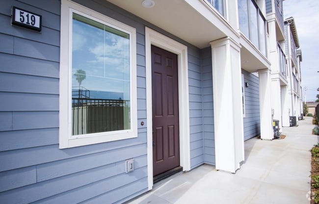 Building Photo - 3-Story Townhome w/ 2 Car Garage in New Co...