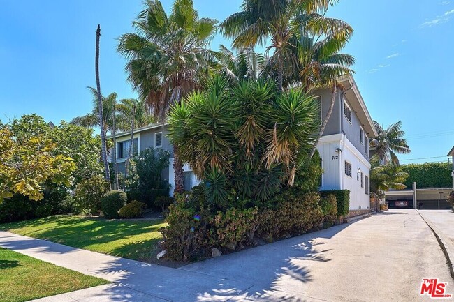 Building Photo - 742 S Plymouth Blvd Unit 6