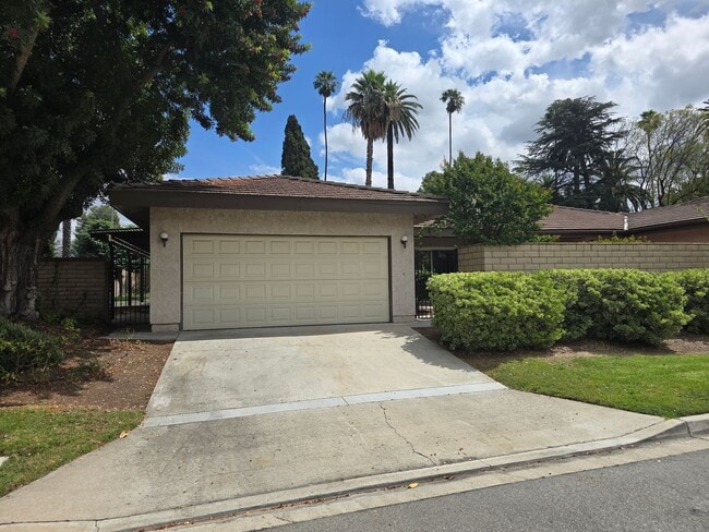 Building Photo - Victoria Neighborhood Single Story Home