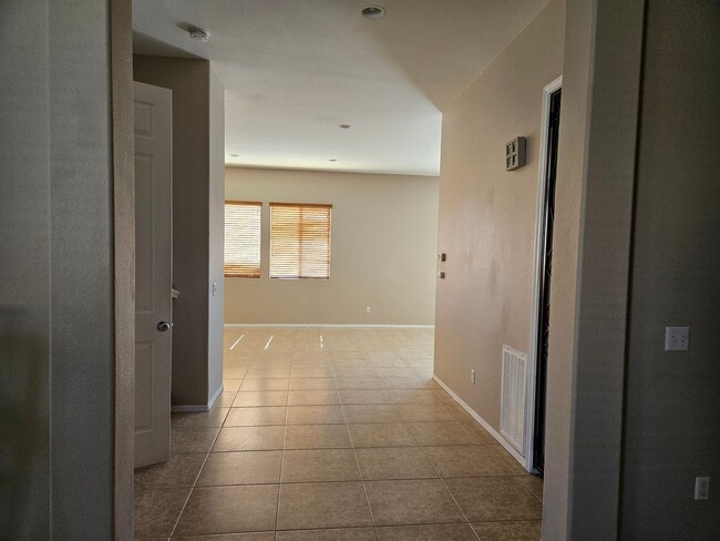 Photo - 5 BEDROOM OAK HILLS / HESPERIA HOME