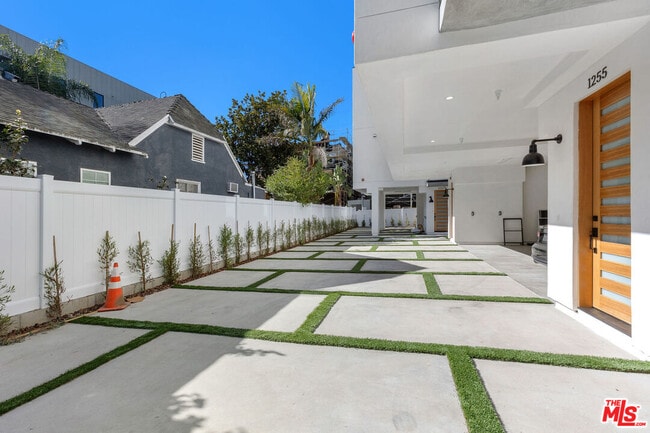 Photo - 1253 N Gower St