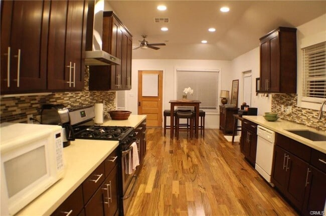 Photo - 686 Atchison St