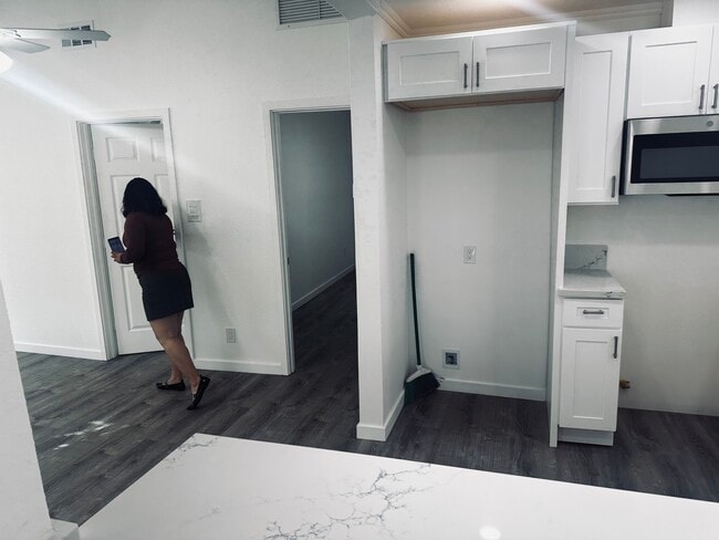 Building Photo - 4422 W 164th St Unit 4422 1/2