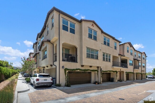 Building Photo - Lake Forest Modern Living Rental