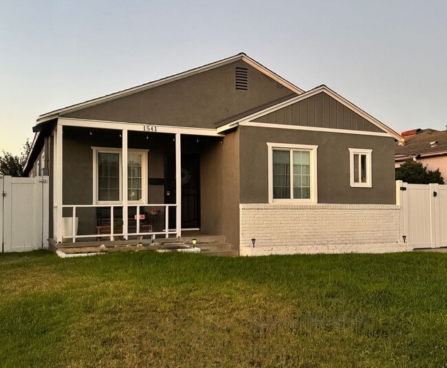 Building Photo - 3BD 2BA with a Pool
