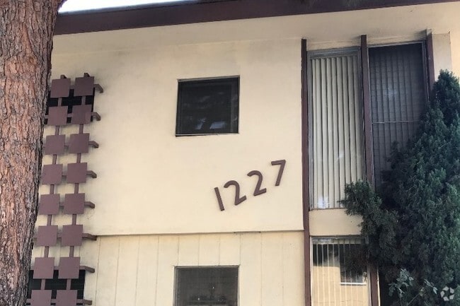 1227 N.  Genesee, West Hollywood - 1227 N Genesee Ave Unit 2 Rental