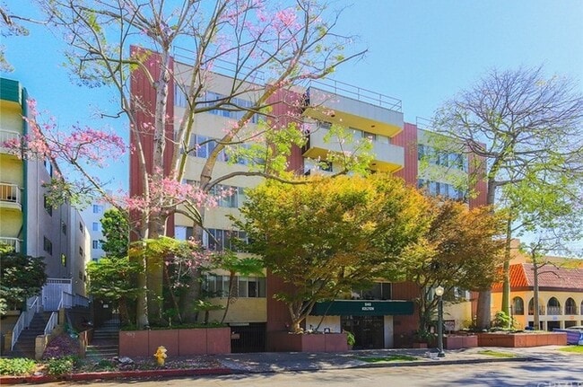 Building Photo - 540 Kelton Ave Unit 103