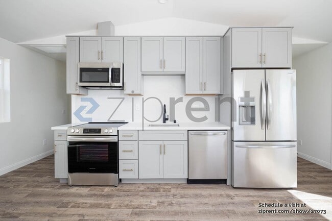 Photo - 406 Gavin St