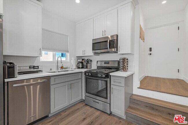 Photo - 1540 N Bronson Ave Unit 16