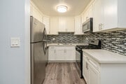 2BR, 2BA - 875SF - Kitchen - Carlton Way Towers