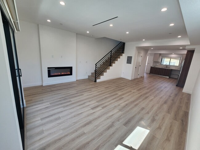 Building Photo - 6061 Fulton Ave Rental