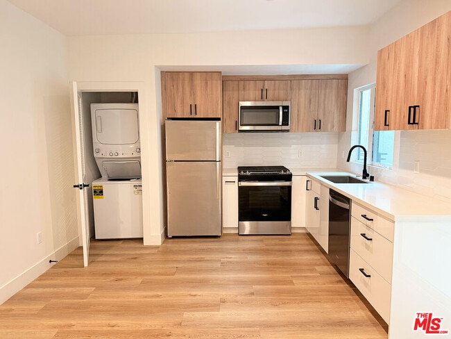 Building Photo - 914 7th St Unit 9