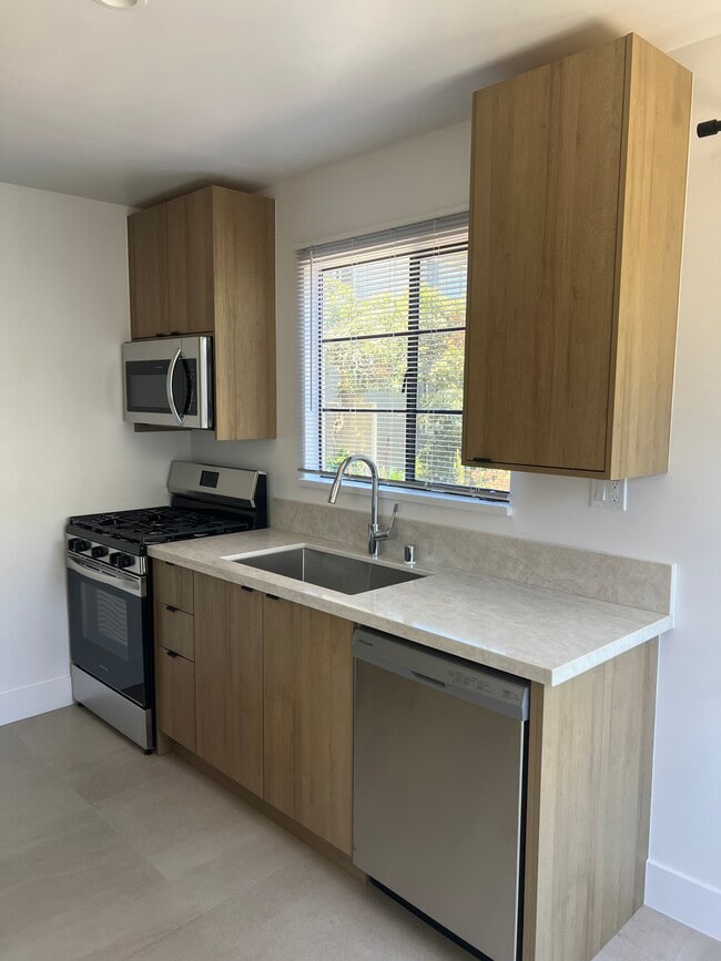 Building Photo - 6239 Lexington Ave Unit 1 Rental