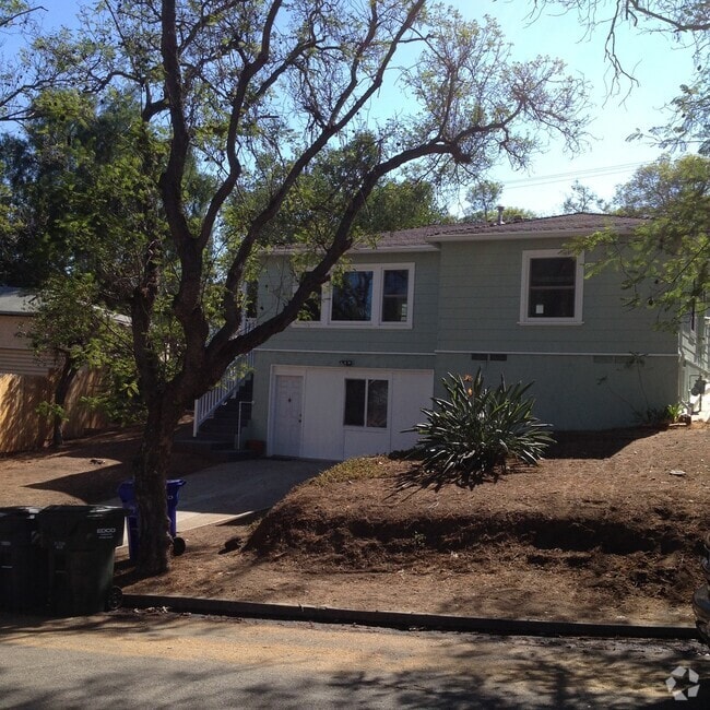 Building Photo - Beautiful 2bd/1ba Upstairs Duplex with a H... Rental