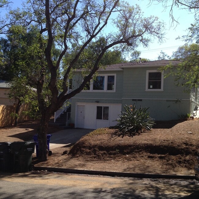 Beautiful 2bd/1ba Upstairs Duplex with a H... - Beautiful 2bd/1ba Upstairs Duplex with a H... House