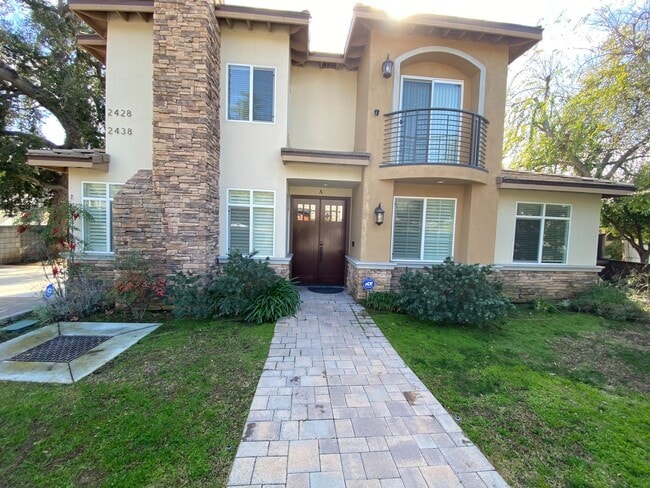 Building Photo - Beautiful Four Bedroom Townhouse in Pasadena