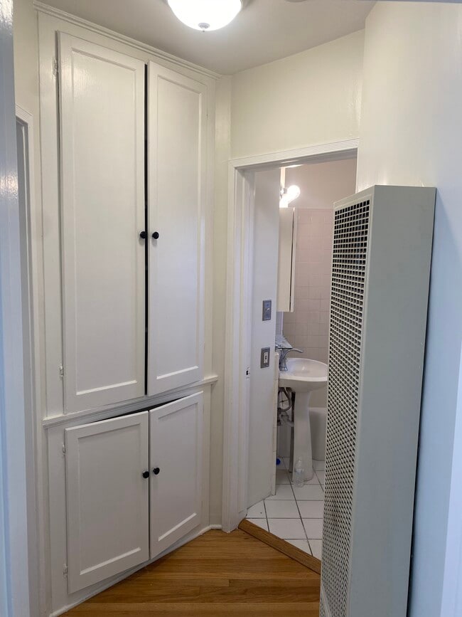 Hall to Bathroom - 2550 Greenfield Ave Unit 0