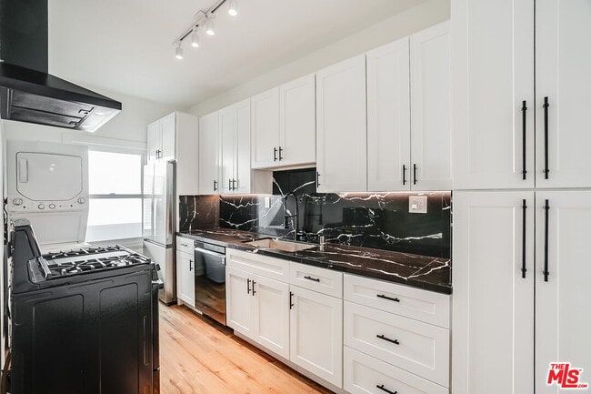 Building Photo - 151 N Swall Dr Unit 4