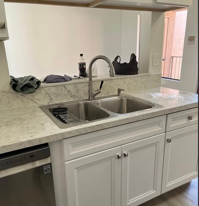 Kitchen sink - 4368 Marlborough Ave Unit 5