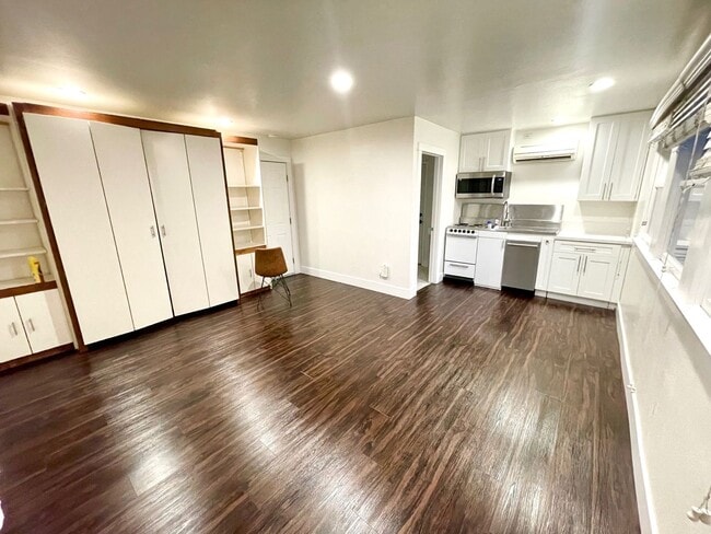 Building Photo - 203 S Melrose St Unit 203 S Melrose - B